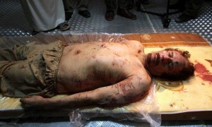 El cadáver del exlíder libio Muammar al Gadafi yace en un colchón en una cámara frigorífica en Misrata, Libia. Gadafi, abatido el jueves por las fuerzas rebeldes, será enterrado este viernes en un lugar que se mantendrá en secreto, anunció Mohamed Essayeh, miembro del Consejo Nacional de Transición (CNT) libio a la cadena de televisión Al Yasira. Foto: Mohamed Messara / Efe