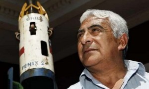 El minero Omar Reygadas posa junto a la cápsula Fenix 2, con la que fueron rescatados los 33 mineros de Atacama de la mina San José, en el Museo Regional de Atacama, en Copiapó (Chile). Este jueves se cumple el primer aniversario del rescate de los 33 mineros que quedaron sepultados durante 70 días a 700 metros de profundidad. Foto: Felipe Trueba / Efe