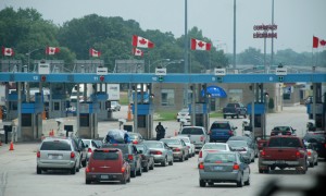 Actualmente, cerca de 3.800 agentes de Aduanas y Protección Fronteriza de Estados Unidos inspeccionan a las personas y los bienes que cruzan desde Canadá