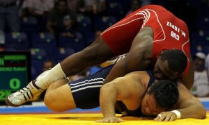 El cubano Mijain López (arriba) se enfrenta al venezolano Rafael Barreno (abajo), en la final de los 120 kilos en lucha grecorromana de los Juegos Panamericanos Guadalajara 2011, en el Gimnasio del CODE II de Guadalajara. Foto: Ulises Ruiz Basurto / Efe