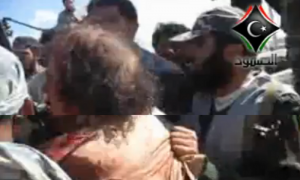 Gadafi, herido y zarandeado