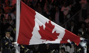 Un grupo de cadetes izan la bandera de Canadá, tras el anuncio de Toronto como próxima sede de los Juegos Panamericanos, durante la ceremonia de clausura de los Juegos de Guadalajara. Foto: Roberto Escobar / Efe