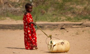 En el Cuerno de África se está produciendo un "silencioso genocidio" debido a la hambruna que afecta a millones de personas, afirmó este miércoles el arzobispo Silvano María Tomassi, observador permanente de la Santa Sede ante la sede de la ONU en Ginebra. "La falta de comida fuerza a miles y miles de personas a caminar hacia la supervivencia y muchos mueren en el camino. Es un silencioso genocidio, por lo que es urgente que la comunidad internacional muestre su solidaridad hacia esas personas", dijo Tomassi a Radio Vaticano, comentando el llamamiento hecho por Benedicto XVI al mundo para que no cese su ayuda a esta región