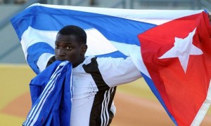 El cubano Jorge Fernández, tras ganar la medalla de oro en la prueba de lanzamiento de disco de los Juegos Panamericanos 2011. Foto: Alejandro Bolívar / Efe