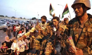 rebeldes libios son recibidos a su llegada a Bengasi procedentes de Sirte. Foto: Efe