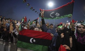 Una multitud celebra la declaración oficial de la "liberación de Libia" en Misrata. El Consejo Nacional de Transición libio (CNT) proclamó oficialmente este domingo la "liberación total de la tierra de Libia", en una ceremonia multitudinaria en la Plaza Tahrir de la ciudad de Bengasi. Cuando un portavoz del CNT anunció oficialmente la "liberación de Libia", la multitud, calculada en varios miles de personas, prorrumpió en gritos de júbilo y flamear de banderas de la nueva Libia, la tricolor roja, negra y verde, la misma que los rebeldes enarbolaron cuando el pasado febrero se alzaron contra el régimen del coronel Muammar al Gadafi. Foto: Mohamed Messara / Efe