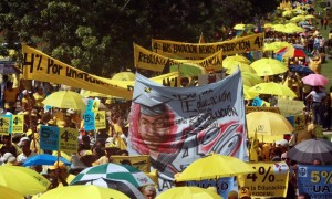 Miles de dominicanos participan en una marcha en Santo Domingo para exigir que el Gobierno invierta en educación el 4% del Producto Interno Bruto, tal como establece la ley. Foto: Orlando Barría / Efe