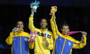 El brasileño Solonei Silva, medalla de oro en la prueba de maratón, y los colombianos Diego Colorado y Juan Carlos Cardona, medallas de plata y bronce, respectivamente, en el podio. Foto: Roberto Escobar / Efe