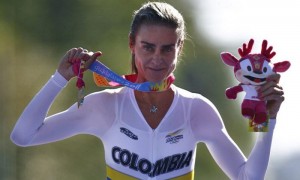 La colombiana María Luisa Calle posa en el podio, tras ganar la medalla de oro en la contrarreloj individual femenina de ciclismo de ruta de los Juegos Panamericanos de Guadalajara. Foto: Mario Castillo / Efe
