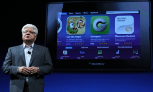 Mike Lazaridis, codirector de RIM, en la conferencia de desarrolladores de BlackBerry, en donde la compañía anunció el sistema operativo BBX para su próxima línea de teléfonos móviles
