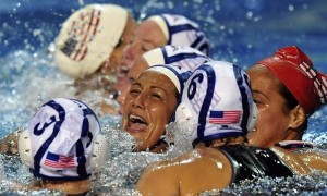 Las jugadoras de EE UU celebran su victoria ante Canadá, en el partido por la medalla de oro del polo acuático de los Juegos Panamericanos Guadalajara 2011, en el Centro Acuático de Zapopan, México. Foto: Miguel Sierra / Efe