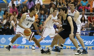 El canadiense Philip Scrubb disputa el balón con el argentino Juan Fernández durante el partido de las preliminares del grupo A del baloncesto masculino de los Juegos Panamericanos 2011. Foto: Alex Cruz / Efe