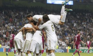 Los jugadores del Real Madrid Alvaro Arbeloa y Sami Khedira celebran junto al resto de sus compañeros uno de sus goles frente al Olympique de Lyon, en partido correspondiente a la tercera jornada de la fase de grupos de la Liga de Campeones. Foto: Juan Carlos Hidalgo / Efe