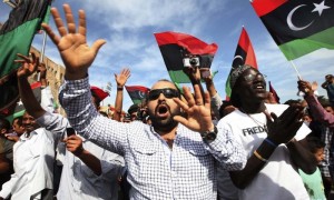 Rebeldes celebran la caída de Gadafi en Sirte. Foto: Efe