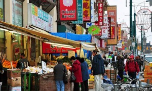Una imagen de Spadina Avenue, en el barrio de Chinatown, en Toronto. Foto: Chensiyuan / Wikimedia Commons