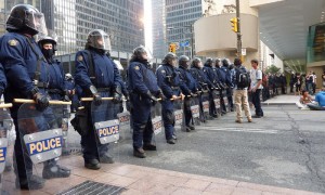 Cordón policial en Toronto durante la cumbre del G-20, el 26 de junio de 2010. Foto: andrewarchy / Flickr