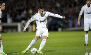 Cristiano Ronaldo, del Real Madrid, lanza la falta que acabó en gol ante el Lyon. Foto: Efe