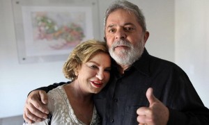 El expresidente de Brasil Luiz Inácio Lula da Silva y su esposa, Marisa, posan antes de salir del hospital Sirio Libanés, donde el exgobernante recibió tratamiento contra el cáncer de laringe que padece. Foto: Ricardo Stuckert / Instituto Lula / Efe
