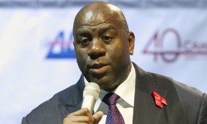 Magic Johnson, con el lazo rojo de la lucha contra el sida