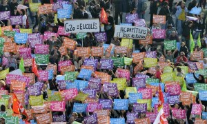 Marcha en Niza, Francia, contra la cumbre del G20 que se celebrará en Cannes. Miles de manifestantes antiglobalización pidieron a los líderes de los países más ricos que antepongan las personas al capital. Foto: Bruno Bebert / Efe