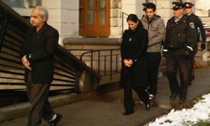 Mohammad Shafia; su mujer, Tooba Mohammad Yahya, y el hijo de ambos, Hamed Mohammed Shafia, escoltados por la Policía a su llegada este jueves al tribunal del condado de Frontenac, en Kingston, donde se está celebrabdo el juicio. Foto: CBC