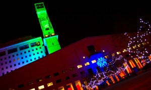 Luces navideñas en el Centro Cívico de Mississauga. Foto: Ian Muttoo / Flickr