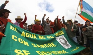 Protesta durante el paro indefinido convocado en Piedra Redonda El Amaro (norte de Perú) contra el proyecto aurífero Conga, el pasado jueves. Las protestas contra el proyecto aurífero se han prolongado ya durante casi una semana. Foto: Paolo Aguilar / Efe