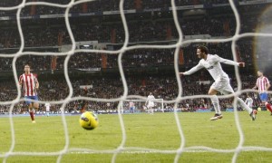 El delantero argentino del Real Madrid Gonzalo Higuaín consigue el tercer gol de su equipo frente al Atlético de Madrid. Foto: Juan Carlos Hidalgo / Efe