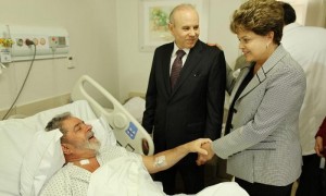 La presidenta de Brasil, Dilma Rousseff, y el ministro de Hacienda, Guido Mantega, visitan al expresidente brasileño Luiz Inácio Lula da Silva en el Hospital Sírio-Libanés en Sao Paulo. Rousseff visitó al expresidente durante su primer día de tratamiento con quimioterapia contra un cáncer de laringe que le fue detectado el pasado sábado, cuando Lula acudió al centro médico aduciendo molestias en la garganta y ronquera. Foto: Ricardo Stuckert / Efe