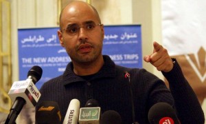 Saif al Islam, hijo del fallecido dirigente libio Muammar a lGadafi, durante una rueda de prensa en Trípoli, en una imagen de archivo. Foto: Efe