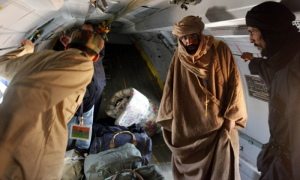 Saif al Islam, a bordo de un avión tras ser capturado en Libia. Foto: Reuters