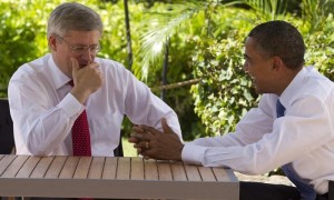 El presidente estadounidense, Barack Obama, conversa con el primer ministro canadiense, Stephen Harper ,durante el Foro de Cooperación Asia-Pacífico (APEC), en Honolulu, Hawaí (EE UU). Foto: Kent Nishimura / Efe