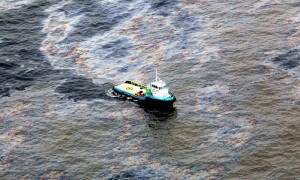 Foto aerea del vertido de crudo ocurrido hace dos semanas en uno de los yacimientos del Campo de Frade, a 370 kilómetros de la costa del estado de Río de Janeiro y a una profundidad cercana a los 1.200 metros, en la Cuenca de Campos, la principal provincia petrolera de Brasil. Foto: Rogerio Santana / Gobierno de Río de Janeiro / Efe