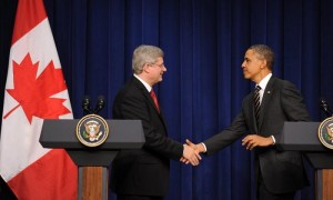 El presidente estadounidense, Barack Obama, saluda al primer ministro, Stephen Harper, tras hablar con la prensa en Washington. Foto: Michael Reynolds / Efe