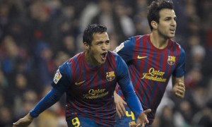 El delantero chileno del FC Barcelona Alexis Sánchez celebra su gol, primero de su equipo, junto a su compañero Cesc Fábregas, durante el partido correspondiente a la décimo sexta jornada de liga de la Primera División española, entre el conjunto culé y el Real Madrid, en el estadio Santiago Bernabéu de Madrid. Foto: Emilio Naranjo / Efe