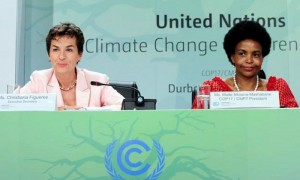 La secretaria ejecutiva de la Convención Marco de Naciones Unidas para el Cambio Climático, Christiana Figueres (izda), junto la ministra de Exteriores sudafricana, Maite Nkoana-Mashabane, durante una rueda de prensa tras alcanzar el acuerdo de la cumbre de Durban para extender el Protocolo de Kioto después de 2012 y fijar una hoja de ruta para un acuerdo global de reducción de gases de efecto invernadero en Durban (Sudáfrica), el lunes 12 de diciembre. Foto: Unati Ngamntwiniv / Efe