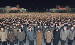 Ciudadanos norcoreanos reunidos en la plaza Kimilsung lamentando la muerte de su líder Kim Jong-il en Pyongyang (Corea del Norte). Foto: KCNA / Yonhap / Efe