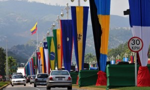 Caracas, engalanada con banderas con motivo de la cumbre presidencial de la Comunidad de Estados de América Latina y el Caribe (CELAC). Este jueves los ministros de Exteriores de la región se reunieron para definir los últimos acuerdos antes de la cumbre. Foto: Alejandro Ernesto / Efe