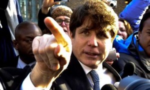 El exgobernador de Illinois Rod Blagojevich llega a su casa de Chicago, EE UU, tras conocer la condena de catorce años de prisión por un delito de corrupción al haber intentado lucrarse con el escaño del Senado que el presidente de Estados Unidos, Barack Obama, dejó libre al tomar posesión. Foto: Tannen Maury / Efe