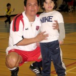 Yanko Quiroz, jugador del “Latín United” con su hijo Mateo en el gimnasio donde se juega el torneo “Típico Centroamericano”. Para este buen deportista y su familia un Feliz Año Nuevo Yanko Quiroz, jugador del “Latín United” con su hijo Mateo en el gimnasio donde se juega el torneo “Típico Centroamericano”. Para este buen deportista y su familia un Feliz Año Nuevo
