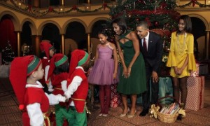 El presidente de EE UU, Barack Obama, su mujer Michelle y sus hijas Sasha y Malia felicitan la navidad a varios niños, vestidos como elfos, en el Museo Nacional en Washington