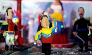 Detalle de un belén poco convencional en el que el presidente de Venezuela, Hugo Chávez, y próceres nacionales como Simón Bolívar son los protagonistas, y donde el Niño Jesús, la Virgen María y San José pasan a un segundo plano en favor de la revolución y los iconos del socialismo que promueve el Gobierno venezolano. Foto: David Fernández / Efe