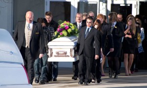 El féretro con los restos mortales de Tabitha Stepple, a la salida de la iglesia de Lethbridge, Alberta, donde se celebró el funeral. Foto: Larry MacDougal / CP