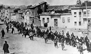 Civiles armenios marchan conducidos por soldados otomanos en Kharpert, en abril de 1915, en una imagen publicada en torno a 1920 por la Cruz Roja de Estados Unidos