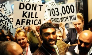 Imagen cedida por Greenpeace de su director ejecutivo, Kumi Naidoo, participando en una protesta junto a varios activistas en la XVII Cumbre de la ONU sobre Cambio Climático de Durban (COP17), Suráfrica. Foto: Shayne Robinson / Greenpeace / Efe