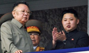 Fotografía del 10 de octubre de 2010, en la que aparece el mandatario norcoreano Kim Jong-il, con su hijo Kim Jong-un, observando a soldados marchar durante el desfile de celebración del 65 aniversario del Partido de los Trabajadores en Pyongyang (Corea del Norte). Foto: Efe