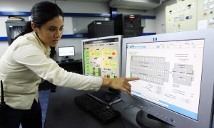 Ruth León, ingeniera de la base de explotación petrolera de la multinacional hispano-argentina Repsol-YPS, se encarga de planificar el mantenimiento en la base conocida como Bloque 16, en el Parque Nacional Yasuní, en la Amazonía ecuatoriana. Foto: José Jácome / Efe