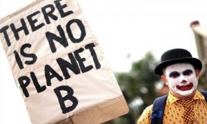 Miles de personas marcharon el pasado sábado frente a la sede de la XVII Cumbre de la ONU sobre Cambio Climático (COP17), en Durban (Sudáfrica), para exigir a los líderes de las negociaciones acciones más decididas contra el cambio climático. Foto: Shayne Robinson / Greenpeace / Efe