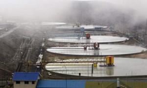 El yacimiento está situado a cien kilómetros al sureste de Santiago y a 35 kilómetros al este del yacimiento El Teniente (en la imagen), propiedad de la empresa estatal chilena Codelco, la mayor productora mundial de cobre. Foto: Efe