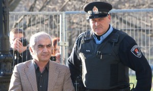Mohammad Shafia, escoltado por un policía a su llegada a la corte de Kingston, Ontario, donde se celebra el juicio